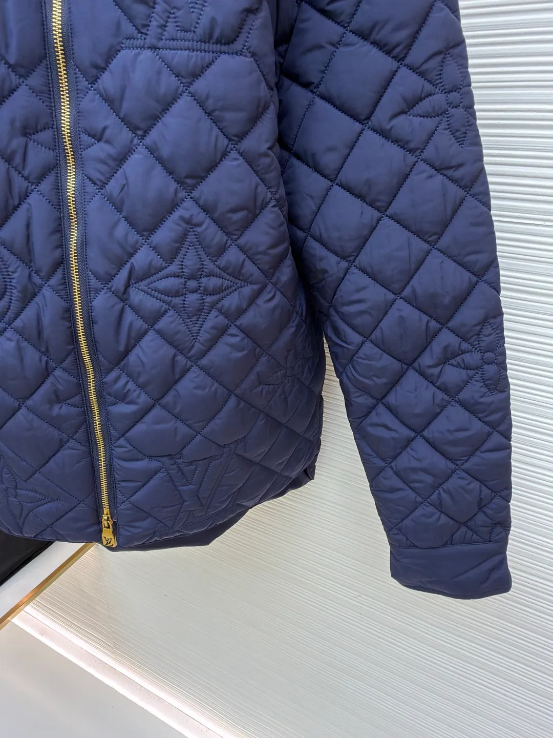 LOUIS VUITTON Quilted Jacket ●Original version: Purchased and developed by 23355 ●Item number: 1681355-D35 ●Fabric: high-density nylon fabric ●Technology: embossed production ●Color: navy ●Version: fitted version ●Weight: about 560 grams ●Size: 44-46-48-50 ●Description: This jacket is made of high-density nylon fabric and made with diamond quilting technology. It has a three-dimensional texture and is warm. The lapel design is matched with the brand's customized metal zipper, and the zipper head is decorated with the LV logo, which is smooth and highly recognizable. The quilted pattern on the body combines the brand's classic Monogram elements and floral patterns, and is presented through three-dimensional sewing technology, with exquisite and layered details. The overall cut is a short silhouette, and the splicing of the body is made with seamless gluing to prevent threads from being exposed; the fabric is treated with water-repellent treatment to improve practical performance. From the intricate design of quilting patterns to the exquisite processing of metal accessories, every step reflects Louis Vuitton's exquisite craftsmanship in luxury quilted items. It is a fusion of classic elements and technological innovation. The overall wiring is straight and delicate, the fabric is comfortable and soft, and the color is consistent without color difference. It can be matched with the same style to create a fashionable look and control various occasions. Customized accessories, complete with three standards, same style for men and women!